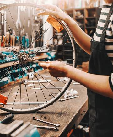 Votre réparateur et vendeur de vélo vous conseille dans son atelier à Collonges-au-Mont-d'Or